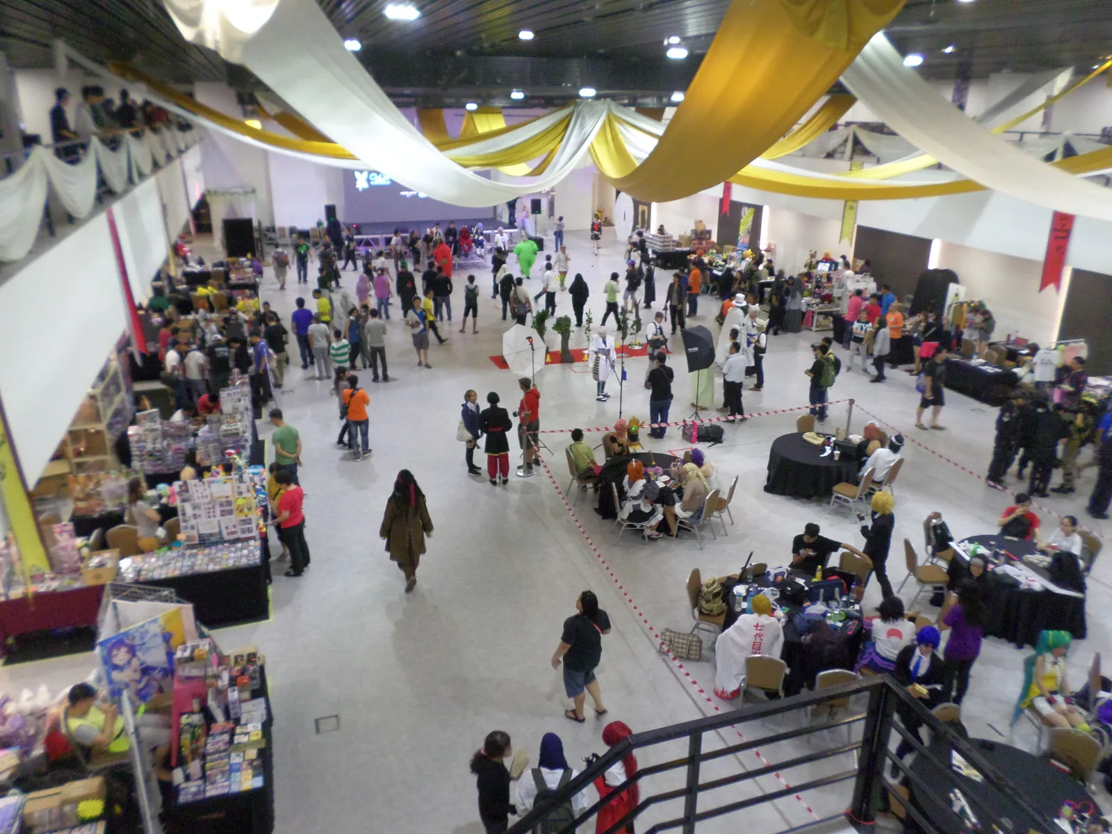 Vista aérea de um salão de convenção cheio de gente