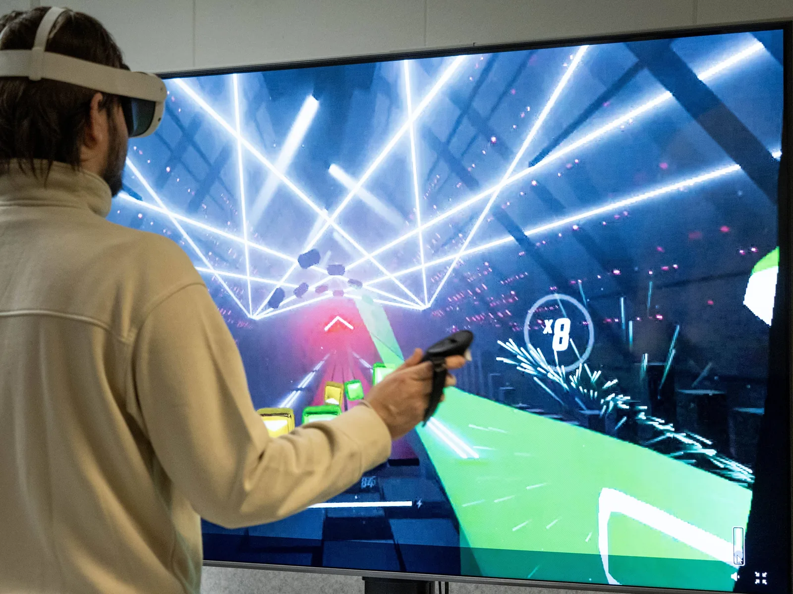 Persona jugando un videojuego de realidad virtual con luces de neón