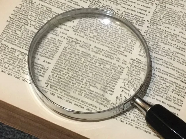Lupa sobre las páginas de un libro