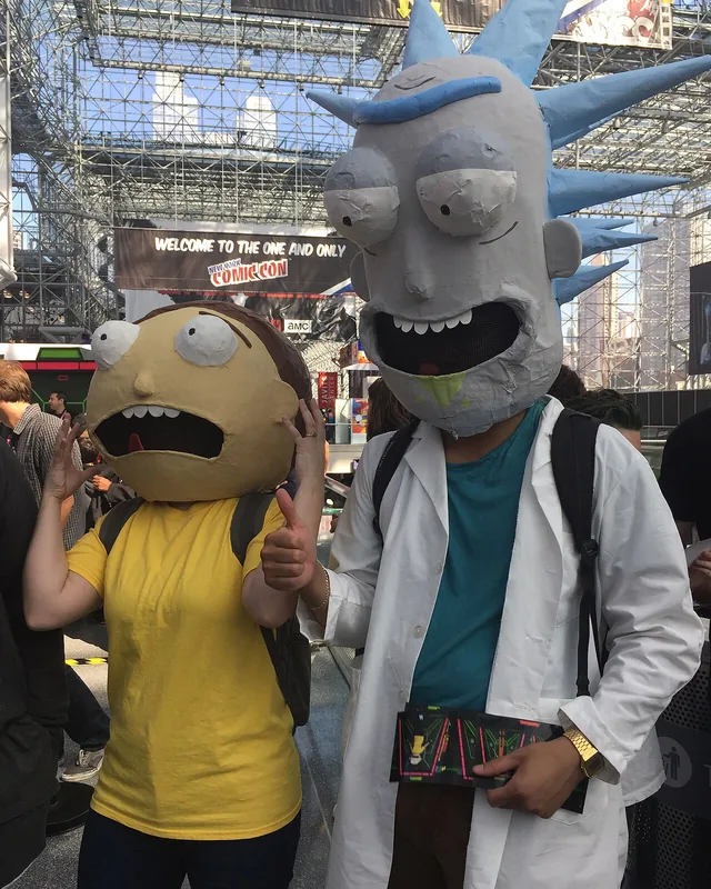 Deux cosplayers avec des têtes de Rick et de Morty à la New York Comic Con