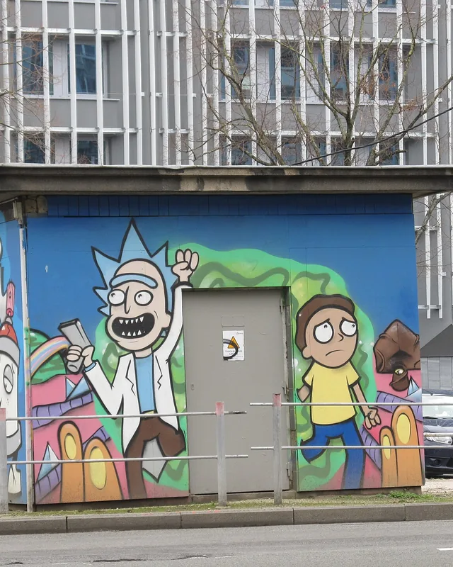 Graffiti de Rick et Morty sur un transformateur électrique à Liège, en Belgique