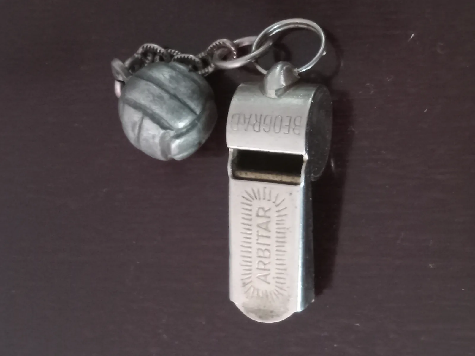 Silbato de árbitro antiguo sobre fondo oscuro