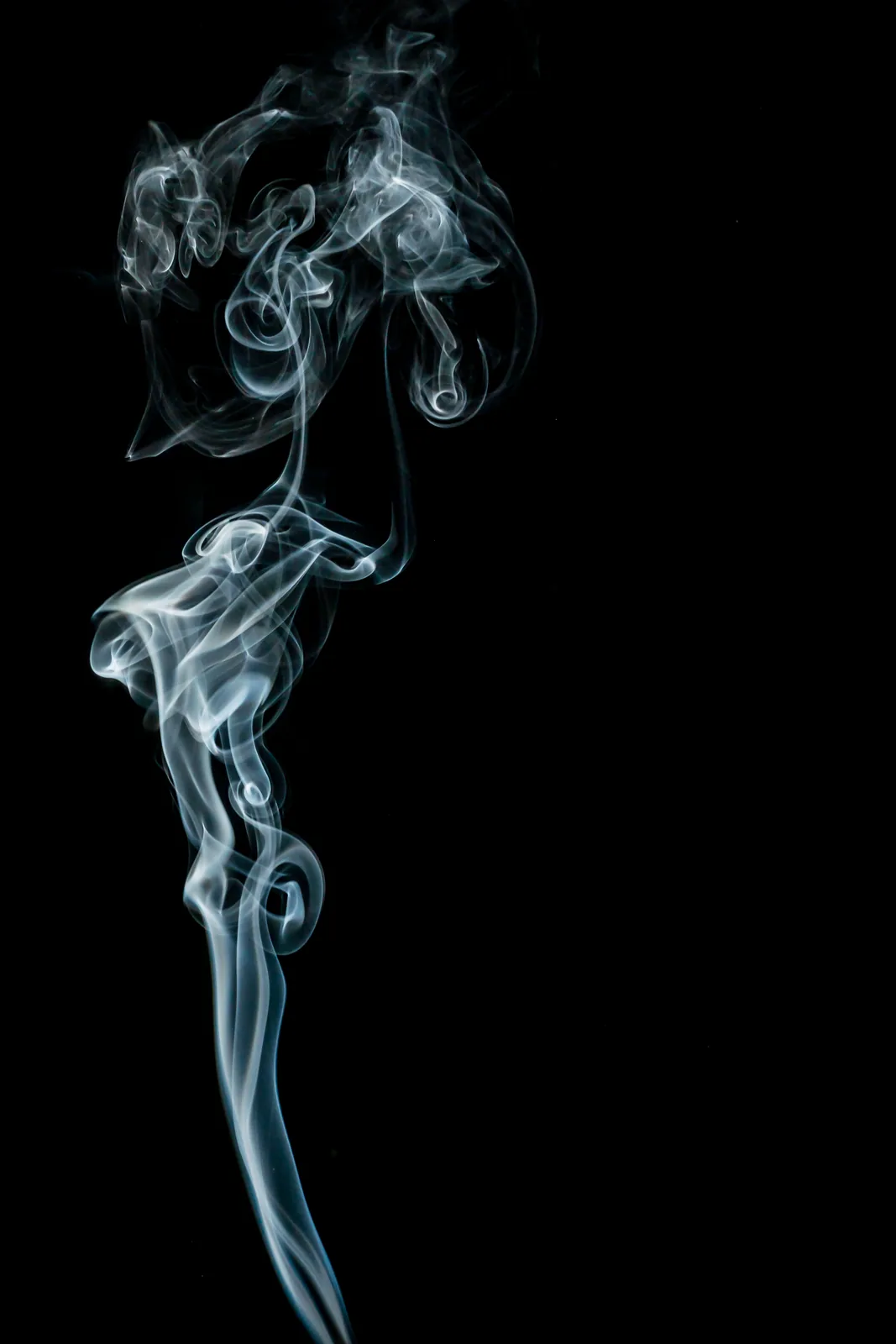 Espiral de fumaça branca sobre fundo preto, representando a aura branca