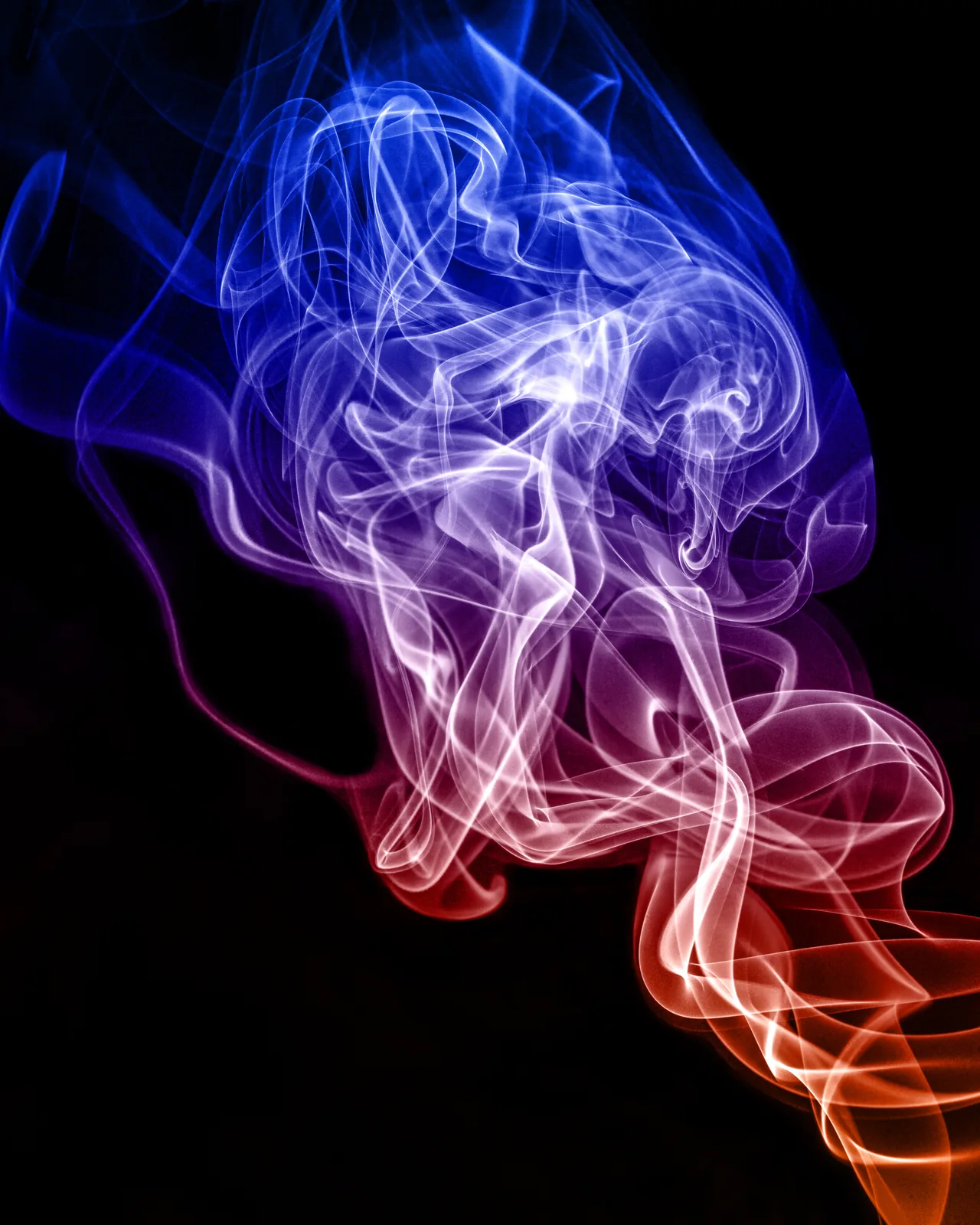 Humo colorido en espiral, con los distintos colores de aura